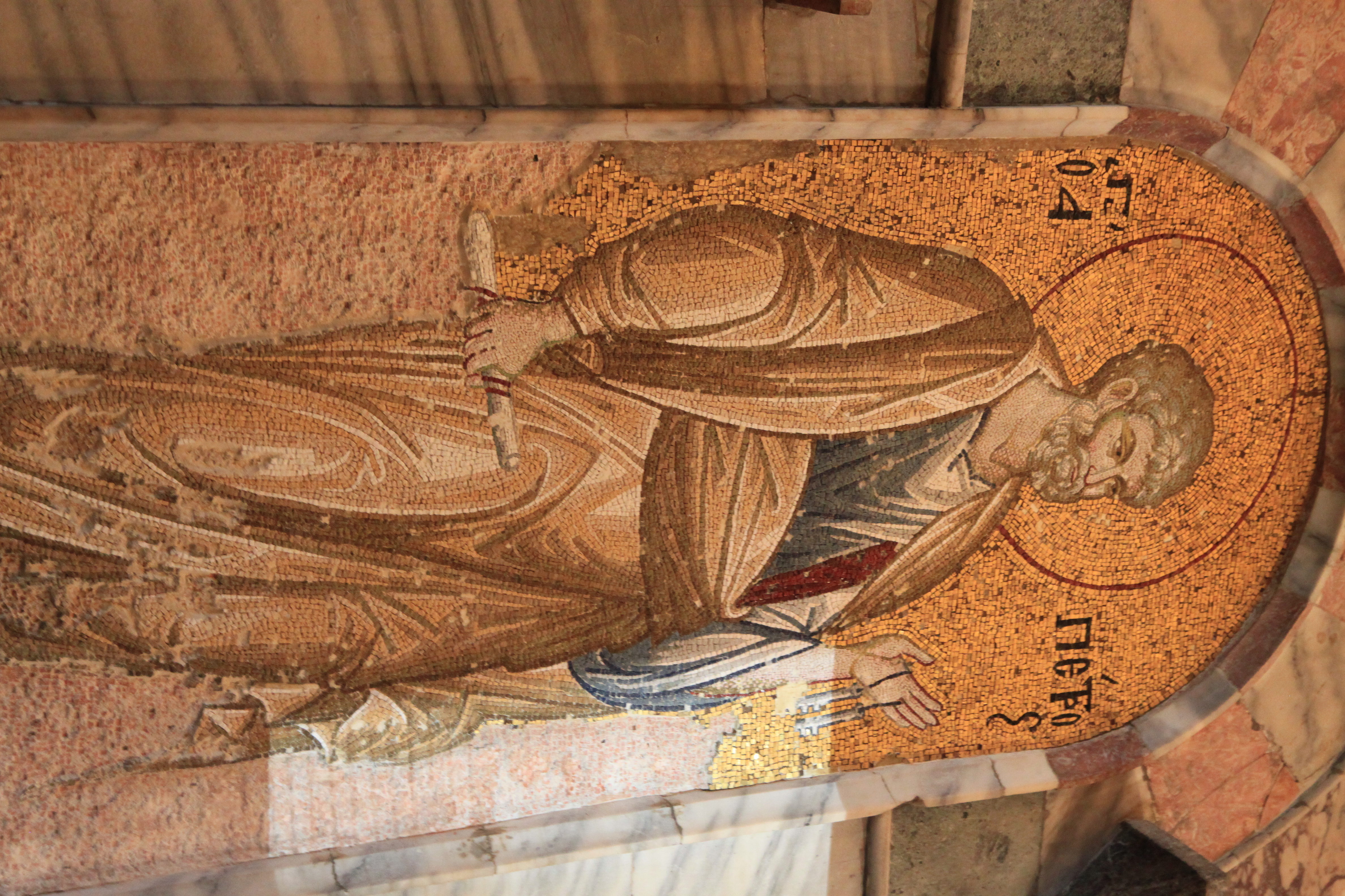 鑲嵌畫-西門彼得拿著天堂鎖匙。（圖／Flickr@Bradley Griffin)